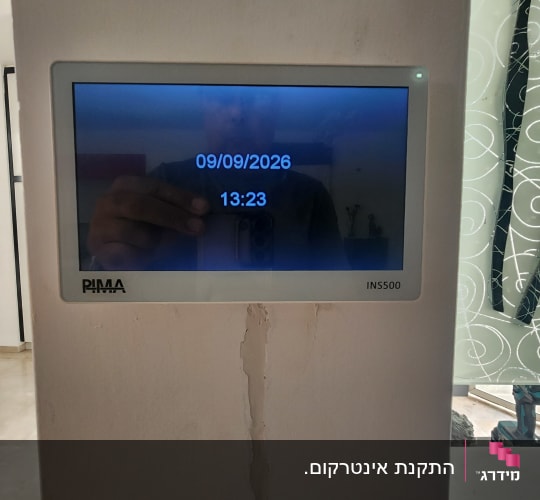 מסך מגע פנימי של מערכת אינטרקום PIMA מותקן על קיר